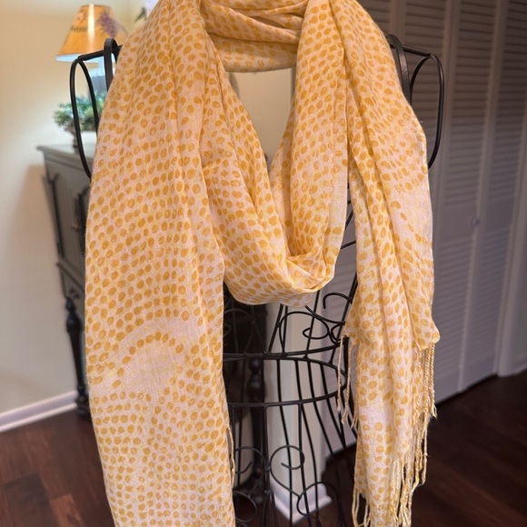 2-LIGHTWEIGHT WOMENS SCARVES. TWO SEPARATE PRINTS IN YELLOW & GREEN. - Picture 7 of 10